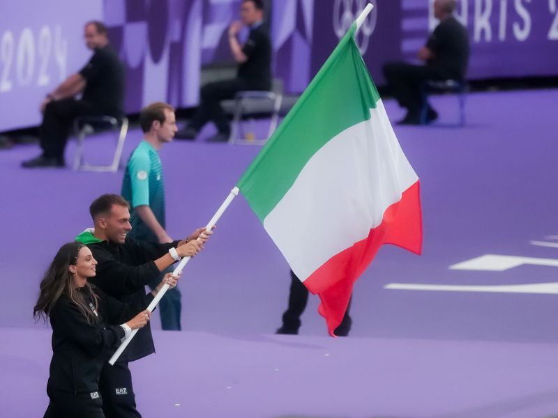 Closing Ceremony: Fiamingo and Paltrinieri flag bearers for Italia Team