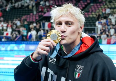 Nuoto, Martinenghi regala all'Italia Team il primo oro di Parigi 2024