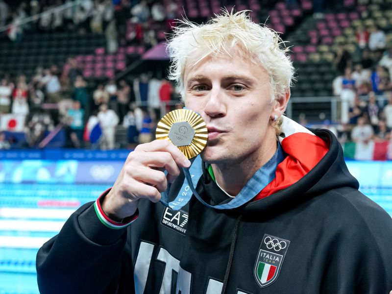 Nuoto, Martinenghi regala all'Italia Team il primo oro di Parigi 2024