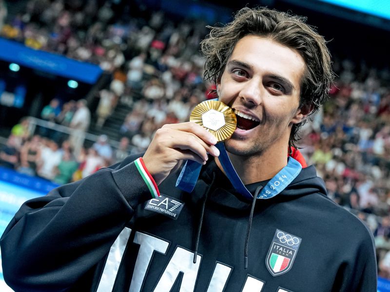 Swimming, Thomas Ceccon flies: gold medal for Italian in the 100m backstroke