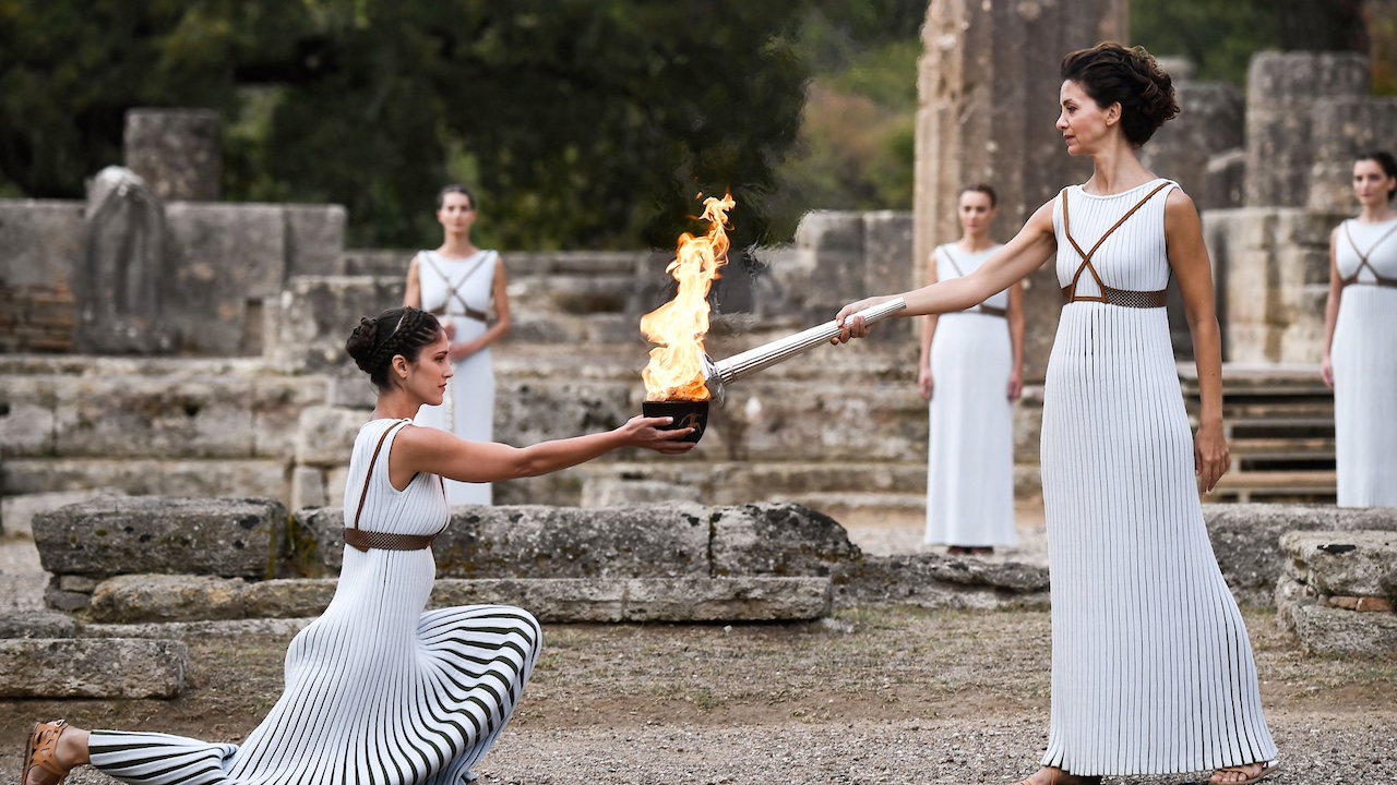 Si accende la fiamma di Parigi 2024: tutto pronto per il rituale legato alle tradizioni dell’Antica Grecia 