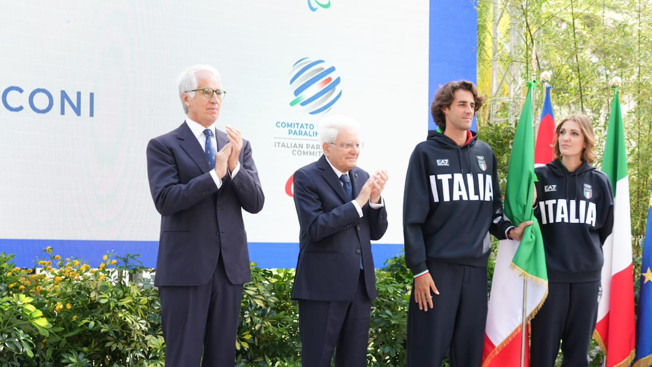 Mattarella consegna la bandiera ad Errigo e Tamberi: “A Parigi 2024 onorerete l’Italia”