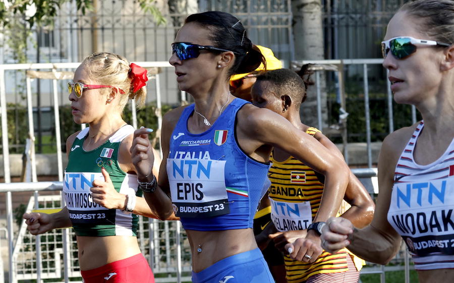 epa10820985 Citlali Cristian Moscote (L) of Mexico and Giovanna Epis (C) compete in the Women's Marathon race at the World Athletics Championships in Budapest, Hungary, 26 August 2023.  EPA/ROBERT GHEMENT / POOL