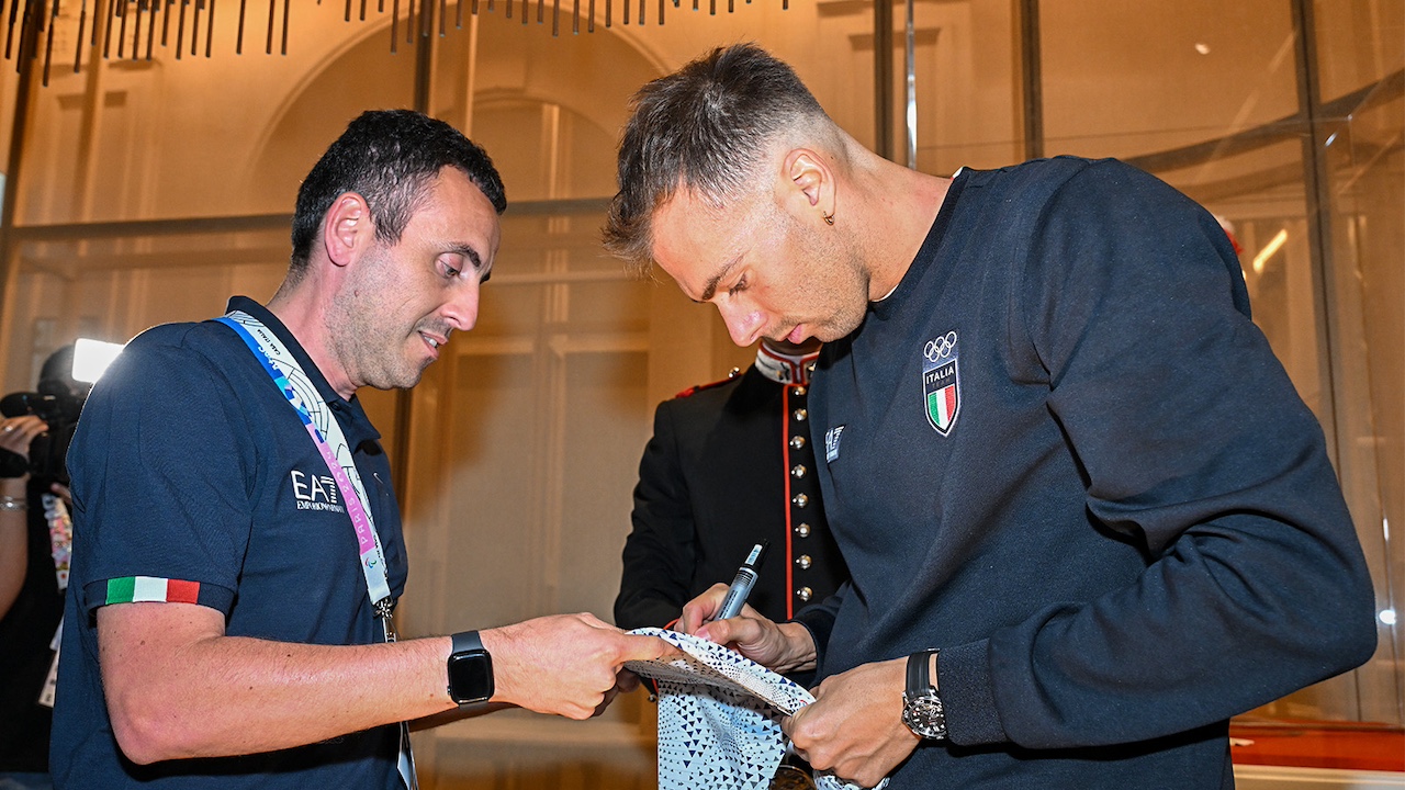 Il Museo Olimpico del CIO accoglie Gregorio Paltrinieri: il costume dell'azzurro a Losanna